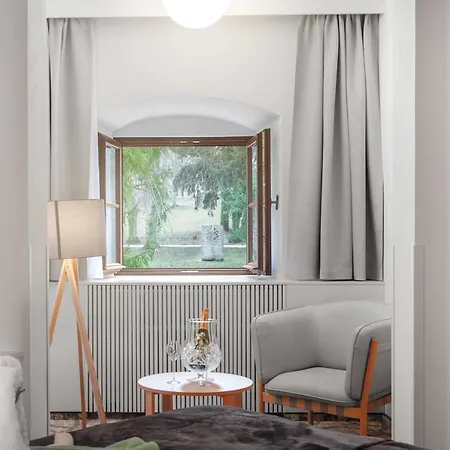 Zamek Hotel *